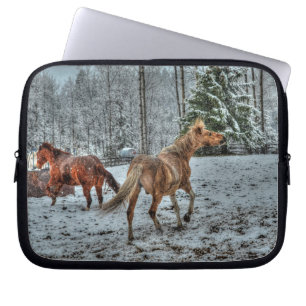 Funda Para Portátil Dos caballos de rancho amistosos jugando en la fot