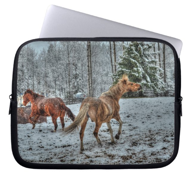Funda Para Portátil Dos caballos de rancho amistosos jugando en la fot (Frente)