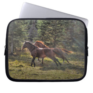Funda Para Portátil Dos caballos de rancho corriendo por el bosque