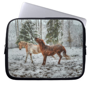 Funda Para Portátil Dos caballos de rancho jugando en equino de nieve 