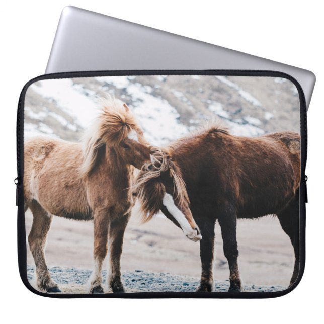 FUNDA PARA PORTÁTIL DOS CABALLOS MARRONES EN EL CAMPO (Frente)