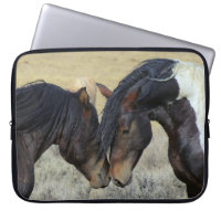 Dos caballos salvajes marrones desconcertando