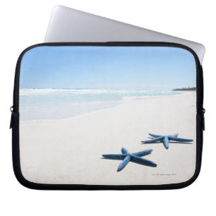 Funda Para Portátil Dos estrellas de mar azules en el borde del agua