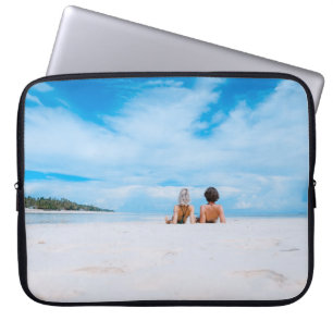 Funda Para Portátil Dos mujeres tumbadas en una playa de arena blanca