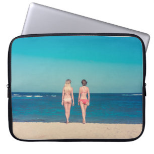 FUNDA PARA PORTÁTIL DOS MUJERES USANDO BIKINI A ORILLAS