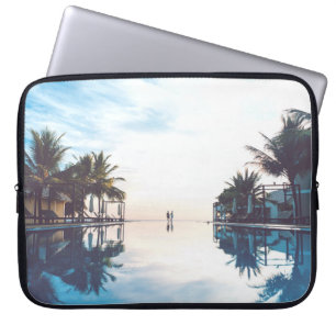 Funda Para Portátil Dos personas al lado de la piscina