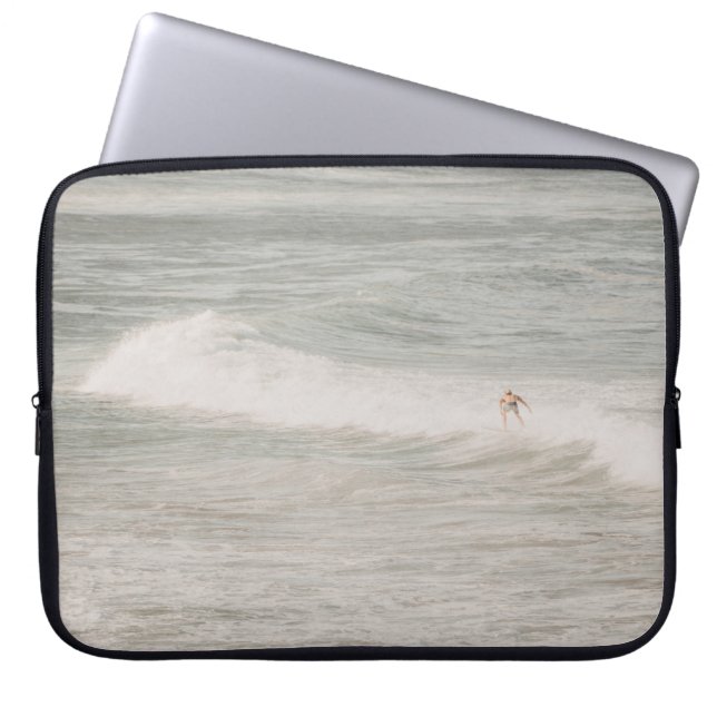FUNDA PARA PORTÁTIL DOS PERSONAS SOBREVIVIENDO EN OLAS MARÍTIMAS DURAN (Frente)