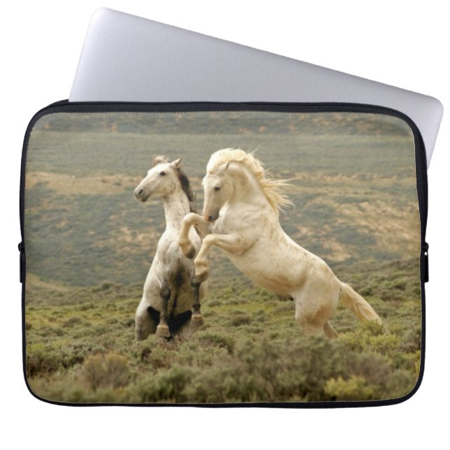 Funda Para Portátil Dos Stallions salvajes luchan (Frente)