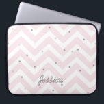 Funda Para Portátil Dotty de chevron rosado pastel de moda personaliza<br><div class="desc">Dulce estampado de chevron y puntos de moda.</div>