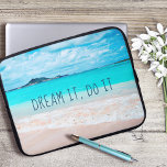 Funda Para Portátil Dream It Do It Cita Hawaii Tropical Sandy Beach<br><div class="desc">"Sueña, hazlo". Recuerde el fresco olor a sal del aire del océano cada vez que utilice esta impresionante manga de neopreno con fotos de colores vivos. Explora y explora la soledad de una playa hawaiana vacía. Esta funda portátil tiene tres tamaños: 15", 13" y 10". Hace un gran regalo para...</div>