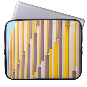 FUNDA PARA PORTÁTIL EDIFICIO DE CONCRETO AMARILLO DURANTE EL DÍA