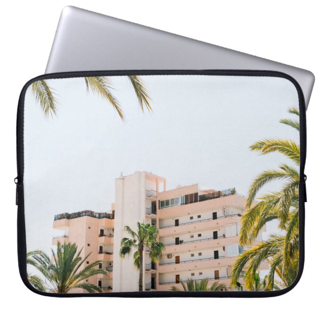 FUNDA PARA PORTÁTIL EDIFICIO DE CONCRETO BLANCO JUNTO A LA PALMERA VER (Frente)