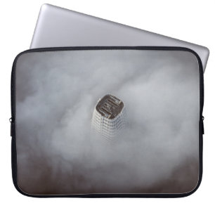 FUNDA PARA PORTÁTIL EDIFICIO DE CONCRETO BLANCO RODEADO DE NUBES