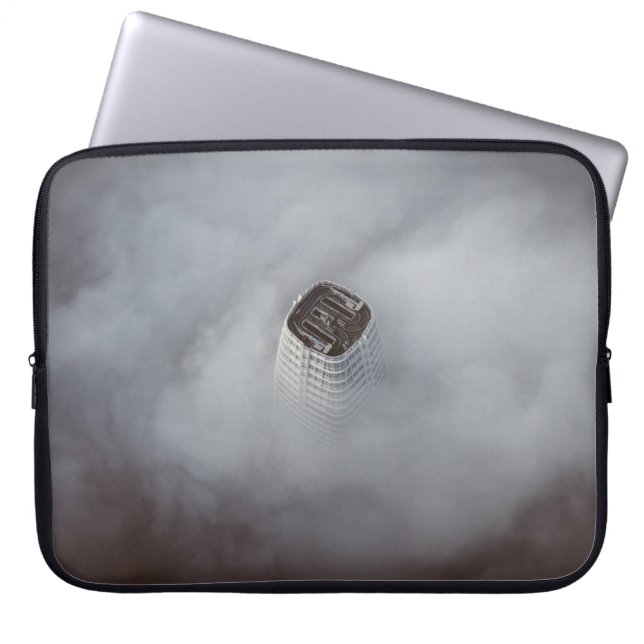 FUNDA PARA PORTÁTIL EDIFICIO DE CONCRETO BLANCO RODEADO DE NUBES (Frente)