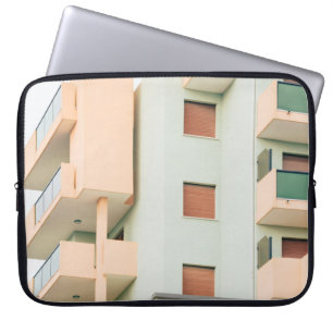 FUNDA PARA PORTÁTIL EDIFICIO DE CONCRETO BLANCO Y ROSA