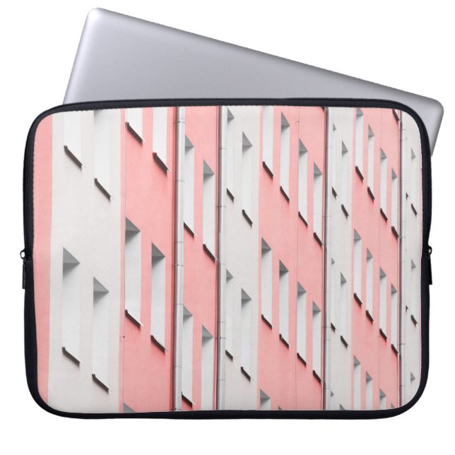 FUNDA PARA PORTÁTIL EDIFICIO DE CONCRETO BLANCO Y ROSA (Frente)