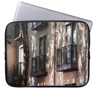 FUNDA PARA PORTÁTIL EDIFICIO DE CONCRETO MARRÓN DURANTE EL DÍA-4
