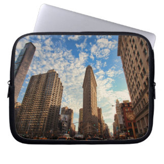 Funda Para Portátil Edificio de Flatiron de NYC, visión amplia, nubes