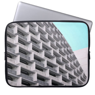 Funda Para Portátil Edificio de hormigón blanco con terrazas