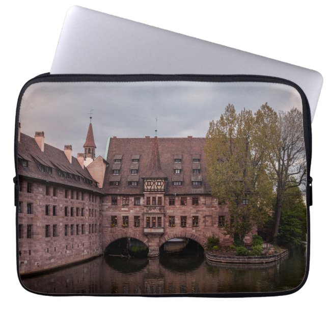 Funda Para Portátil Edificio histórico al atardecer en Nuremberg, Alem (Frente)