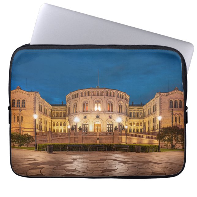 Funda Para Portátil Edificio Storting de Noruega en Oslo de noche (Frente)