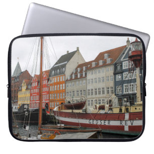 FUNDA PARA PORTÁTIL EDIFICIOS COLORIDOS JUNTO AL RÍO