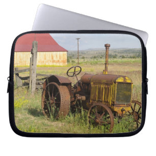 Funda Para Portátil EE. UU., Oregón, Shaniko. Tractor viejo oxidado en