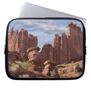Funda Para Portátil EE. UU., Utah. Vista de Fisher Towers. Crédito: Do