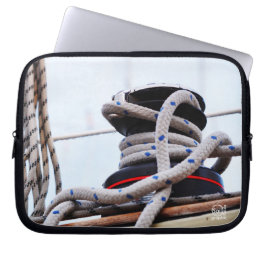 Funda Para Portátil Een zeiljacht close up van een lier op een boot.