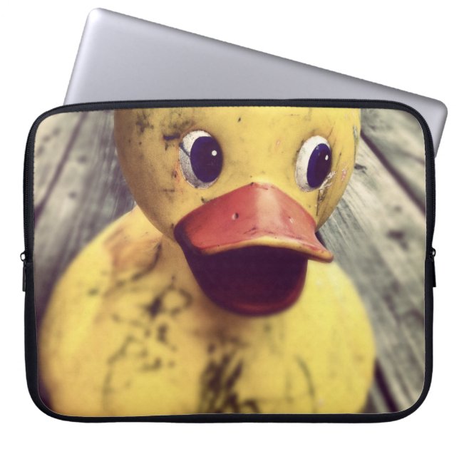 Funda Para Portátil ¡El Ducky de Goma Amarillo necesita un baño! (Frente)