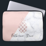 Funda Para Portátil El mármol blanco del purpurina color de rosa<br><div class="desc">El diseño elegante que ofrece la falsa piña color de rosa del purpurina del oro,  el mármol blanco y se ruborizan fondo rosado.</div>