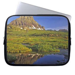 Funda Para Portátil El Mt Clements se refleja en una pequeña piscina e