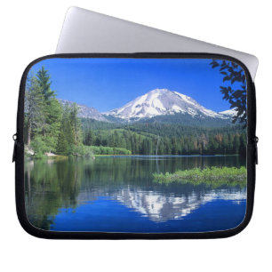 Funda Para Portátil El Mt. Lassen se eleva sobre el lago Manzanita