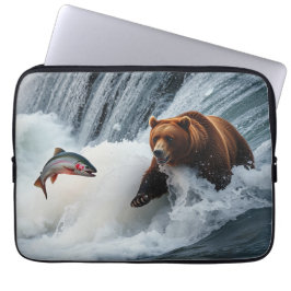 Funda Para Portátil El oso pardo atrapando al salmón