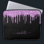 Funda Para Portátil El purpurina morado negro gotea el nombre del bril<br><div class="desc">Un elegante manga portátil de glamur y gentil. Purpurinas falsos de color morado y lavanda gotean. Un fondo negro de moda. Personalice y agregue un nombre, escrito con un estilo de escritura con letras a mano moderno y con cambios. Letras de color violeta. Para que los cambios sólo eliminen el...</div>