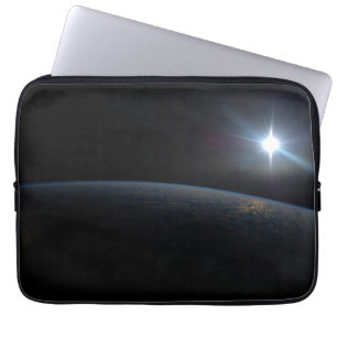 Funda Para Portátil El Sol se pone sobre el horizonte de la Tierra.