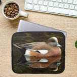 Funda Para Portátil El túmulo de una cirujana estadounidense en un est<br><div class="desc">¡Para los amantes de la naturaleza y la vida salvaje! Manga protectora con cremallera para un portátil que muestra la imagen de la foto de un macho americano de magullón,  también conocido como Baldpate,  junto con su reflexión en un estanque. Seleccione el tamaño de la manga del portátil.</div>
