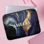 Funda Para Portátil Elegante arte de mármol de la marina, falso purpur<br><div class="desc">moda de bonito y elegante chiringuito imitan el arte de mármol purpurina en diferentes tonalidades de gris azul y oro Manga portátil. Añade estilo a tu oficina, escritorio o espacio personal con una Moda y elegante funda nórdica monogramada.El accesorio perfecto para una chica o mujer contemporánea de moda. Un diseño...</div>