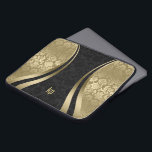 Funda Para Portátil Elegante Banda Dinámica De Damascos De Color Negro<br><div class="desc">Elegantes tonos dorados y damascos florales vintage negros combinados con acentos de líneas dinámicas doradas y monograma de personalizable.</div>