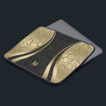 Funda Para Portátil Elegante Banda Dinámica De Damascos De Color Negro<br><div class="desc">Elegantes tonos dorados y damascos florales vintage negros combinados con acentos de líneas dinámicas doradas y monograma de personalizable.</div>