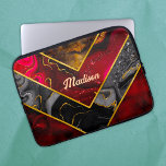 Funda Para Portátil Elegante de color rojo oscuro giratorio geométrico<br><div class="desc">Elegante manga de portátil geométrica con gafas doradas y rojo. Para que sea extra especial, también se monogramaliza y personaliza con nombre o iniciales o cualquier texto que desee, haga clic en el enlace "personalizar más adelante" y utilice la herramienta de diseño para modificar el diseño si lo desea. Hermosa,...</div>