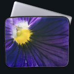 Funda Para Portátil Elegante foto de macro pansy púrpura<br><div class="desc">Manga portátil moderna y elegante con una foto macro original de una hermosa flor púrpura y parisina amarilla</div>
