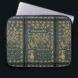 Funda Para Portátil Elegante Jane Austen Orgullo y portada del libro d<br><div class="desc">Regalo personalizado para un fan de Jane Austen con una foto de la portada del libro Orgullo y Prejuicio,  verde oscuro con un falso pavo real dorado.</div>