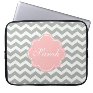 Funda Para Portátil Elegante, moderno, monograma de chevron gris