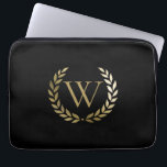 Funda Para Portátil Elegante Monograma de la corona de oro negro<br><div class="desc">Esta elegante funda de portátil negra personalizada presenta su monograma en oro falso enmarcado por una corona de laurel dorado brillante a juego. Diseñado por Susan Coffey.</div>