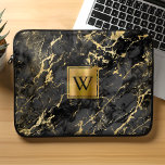 Funda Para Portátil Elegante Monograma Metalizado cepillado de oro de<br><div class="desc">Esta elegante funda portátil presenta un patrón de fondo de mármol negro adornado con venas doradas. Personalízalo con tu monograma inicial en negro sobre un cuadrado metalizado dorado cepillado.</div>