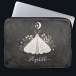 Funda Para Portátil Elegante Monograma Vintage Butterfly Portátil Slee<br><div class="desc">Una funda de portátil mística vintage bohemia. Una hermosa polilla celeste con follaje en tonos tierra. Personalízalo con tu nombre en la parte delantera de la cubierta del portátil. Diseñado para ti por Blackberry Boulevard. Otros diseños de Modos Místicos disponibles en la tienda.</div>