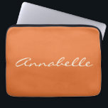 Funda Para Portátil Elegante Naranja Personalizado de nombres de guión<br><div class="desc">Este funda portátil personalizado incluye su nombre en una bonita escritura manuscrita grabada en un elegante fondo de Naranja quemado. Gran idea de regalo.</div>