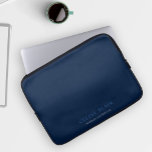 Funda Para Portátil Elegante Navy Azul<br><div class="desc">Esta es una funda portátil moderna y minimalista en azul marino. Se adaptará a cualquier persona que busque una moda y un diseño mínimo. Personalizar esto con tus propios detalles. Por favor,  contacte con el diseñador para cualquier modificación de este diseño en particular.</div>