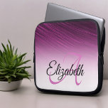 Funda Para Portátil Elegante Nombre Personalizado Monograma Rasgos de<br><div class="desc">Este elegante diseño presenta un fondo oscuro púrpura con nombre personalizado y monograma de letra inicial. Personalice los campos de texto con un nombre y un nombre inicial,  quite ambos o haga clic en personalizar para seleccionar un estilo de fuente,  tamaño y color que desee.</div>